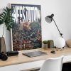 Poster Infestation encadré sur un bureau moderne